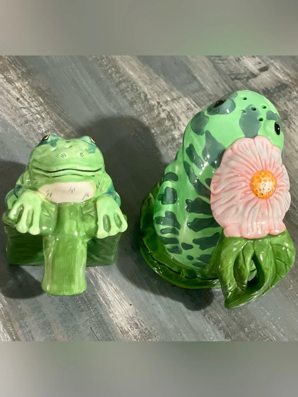 Vintage frog salt and pepper shakers by Lillypadders Hangups